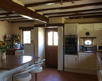 Country charm in Charente limousine - Nanteuil-en-Vallée - Cocina