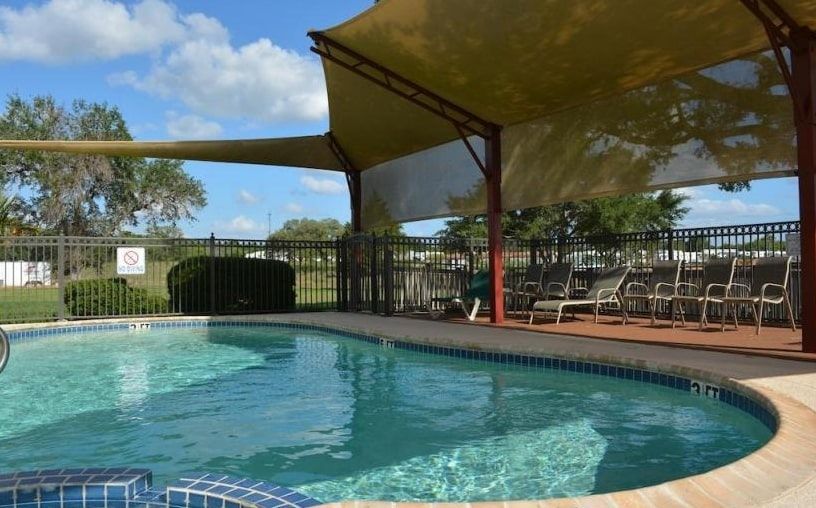 Hotel O Executive Inn & Suites Cuero Hwy 87 - Cuero - Pool