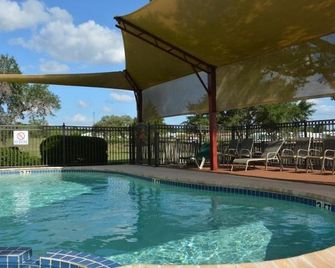 Hotel O Executive Inn & Suites Cuero Hwy 87 - Cuero - Bazén