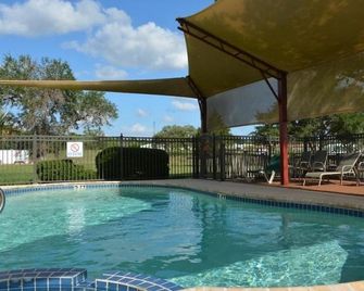 Hotel O Executive Inn & Suites Cuero Hwy 87 - Cuero - Pool