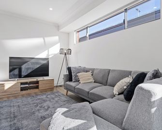 Stunning 3x2 home near Vic Park, CBD, Curtin University and Airport - Bentley - Sala de estar