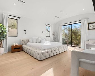 Gorgeous Luxury 4.5B/B a Private Pool and Spa, Secluded Gated by Melrose Pl. - West Hollywood - Bedroom