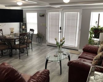 Adorable Two Bedroom Cottage Guesthouse (2 Story) - Wilmington - Living room