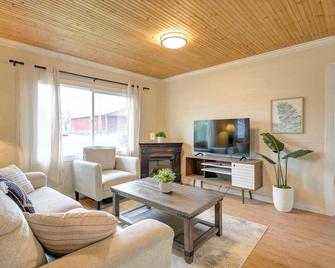 Ocean Spray Resort Cottage 12 by Grayland Beach - Grayland - Living room