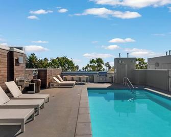 Beryl Breeze Rooftop Pool Ocean View Cozy 2BR 1 Block to Beach - Santa Monica - Basen