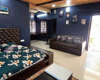 The Golden Leaves Cafe And Cottages - Champawat - Bedroom