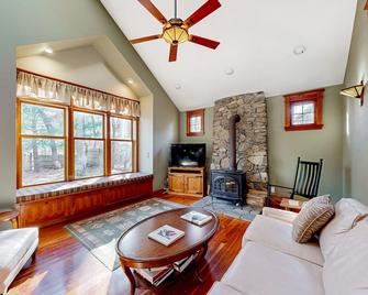 Spacious home near the ferry & downtown with enclosed yard, games, & W/D - Vineyard Haven - Living room
