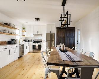 Very Cozy, 2 Bedroom Farmhouse Apartment 2nd FL - Lancaster - Kitchen