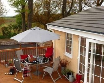 Cottage-Private Bathroom-Red Squirrel Cottage - Ormskirk - Патіо