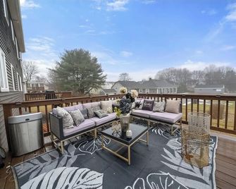 2026 FIFA World Cup House: 15 Min to Gillette Stadium! Parking, patio & privacy - Attleboro - Balcón