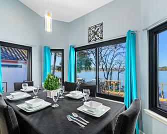 Escape to Dockside -Lakefront Villa on Livingston - Huntsville - Dining room