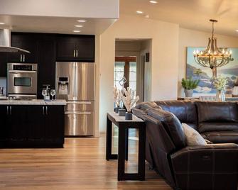 Luxury House/ Private/ Hot Tub/ Lots of Amenities - Lincoln - Living room