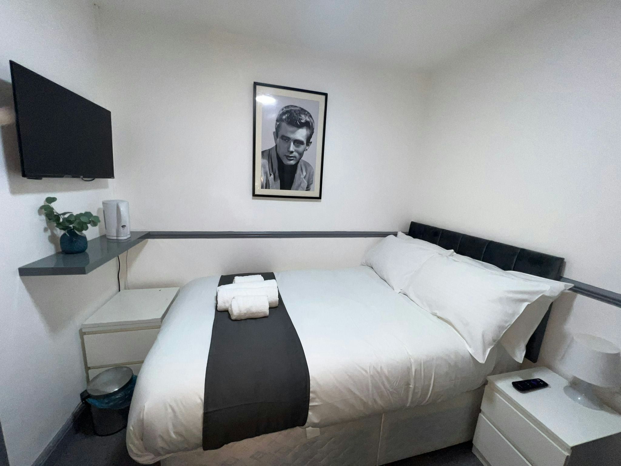 OYO Greenway Stays - Uxbridge - Schlafzimmer