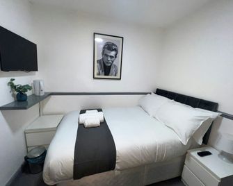 OYO Greenway Stays - Uxbridge - Спальня