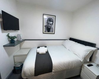 OYO Greenway Stays - Uxbridge - Schlafzimmer