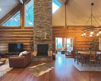 Lazy Bear Haven - Luxury Log Cabin Retreat - Pollock Pines - Living room