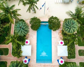 Caribbean Club Luxury Condo Hotel - George Town - Pool