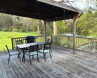 Spacious Vintage Up North Home. Family-Friendly! - Hart - Balcony