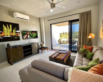 Beautiful casita with pool and roof deck. 5-minute walk to beach. - El Pescadero - Living room