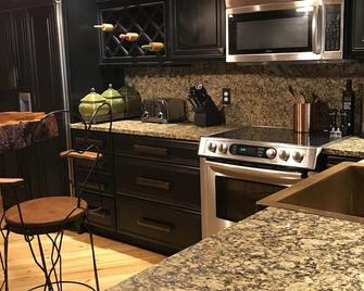 Gorgeous Escape-No Steps/gravel, PWC Lift-Lakefront by Kinderhook/Golf/ballpark - Camdenton - Cocina