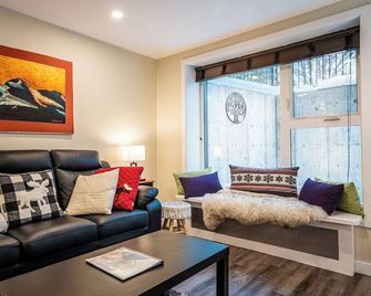 Quiet Private Stay in Peaceful Arrow Heights - Revelstoke - Wohnzimmer