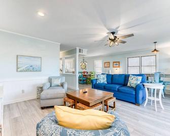 Gorgeous pet-friendly oceanfront duplex in Nags Head w/ a hot tub & rec room - Nags Head - Living room
