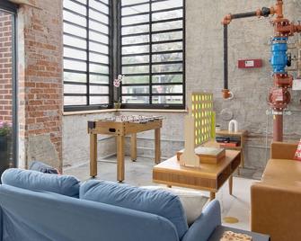 Lux Downtown Flat with Gameroom & Fire Pit - Lafayette - Living room