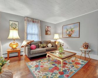 Relax and enjoy the lush beauty of Flower City - Rochester - Living room