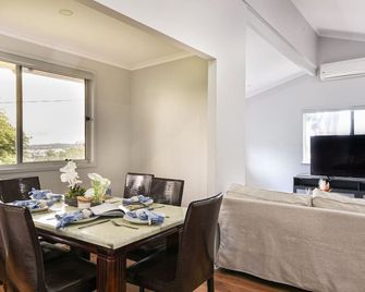 Spacious 5BR Retreat with Balcony Near Hotspots - Springwood - Comedor