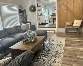 Sandy beach, pontoon INCLUDED w/ summer rates! Magnolia inspired renovated home. - Perham - Living room