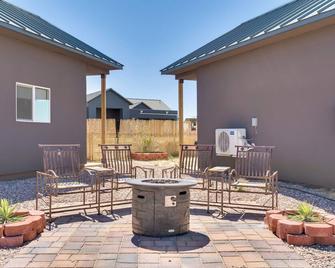 Walk to Wineries: Elgin Wine Country Retreat! - Elgin - Patio