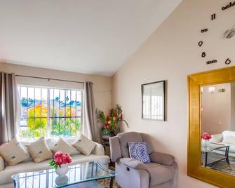 Entire Private 4br - 3bth, Big Yard, Garage, King Bed, Crib, Available Now - San Diego - Living room