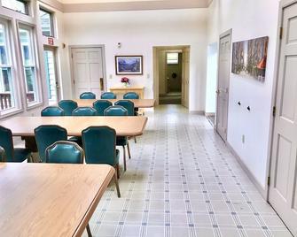 Mountaintop Retreat Center Villa with Wifi, Basketball Court & Beautiful Trails - Waynesboro - Restaurant