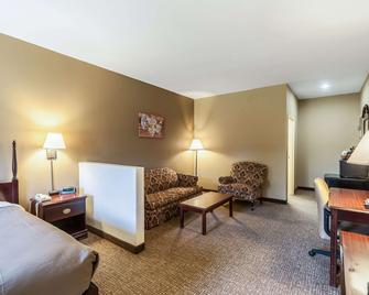 Econo Lodge Inn & Suites - Middletown - Bedroom