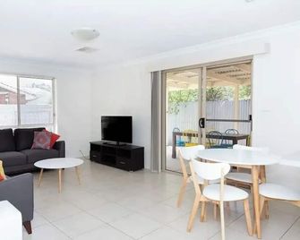 Lovely 3 Bed, 2 Bath in The City Centre - Wagga Wagga