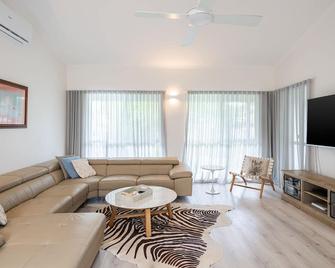 Dolphin Beach House - Easy reach of the Noosa River playground, and Hastings Street. - Noosaville - Living room