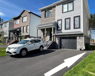 Cozy Private Walk-in Basement | Bed, Living Room & Kitchenette! - Bedford - Gebäude