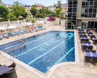 Viking Express Hotel - קמר - בריכה