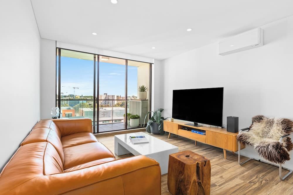 Top Floor Central Apartment Stunning Sunset Views - Sydney - Living room