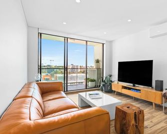 Top Floor Central Apartment Stunning Sunset Views - Sydney - Living room