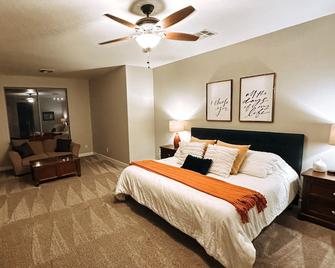 Beautiful Remodeled Home with Heated Pool - Sun City West - Habitación