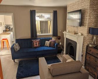 Fantastic Location to Ebrington Sq and city centre - Londonderry - Living room