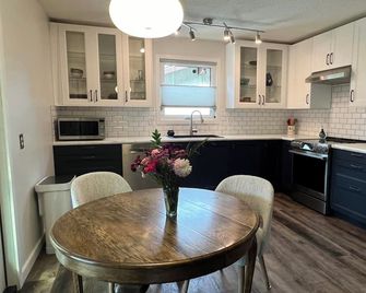 Home away from Home - Rocky Mountain House - Keuken