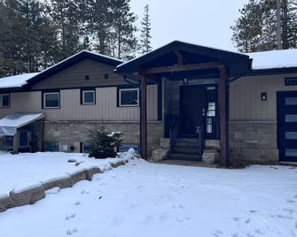 Waterfront Cottage with Hot Tub and Sunset - Eganville - Edificio