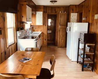 Lakefront Cottage 2 min to downtown - Balsam Lake - Dining room