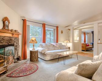 Sandy River Ski House, Pets Welcome, No Smoking - Welches - Living room