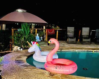 Charming 2-bedroom cottage with WiFi and AC in Hewitt & beautiful swimming pool - Hewitt