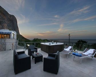 Villa Antonia Sea View | Jacuzzi | Wifi | 3 Rooms | 4 Bathrooms - San Vito Lo Capo - Balkon