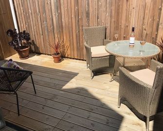 A comfortable well located property in Falmouth with generous parking - Falmouth - Patio