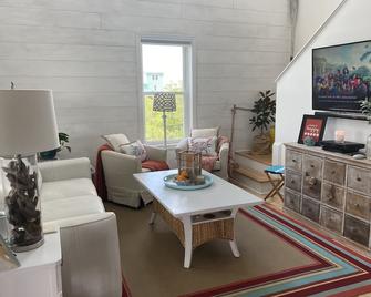 Cedar Island Beachfront Cottage - Cedar Island - Living room